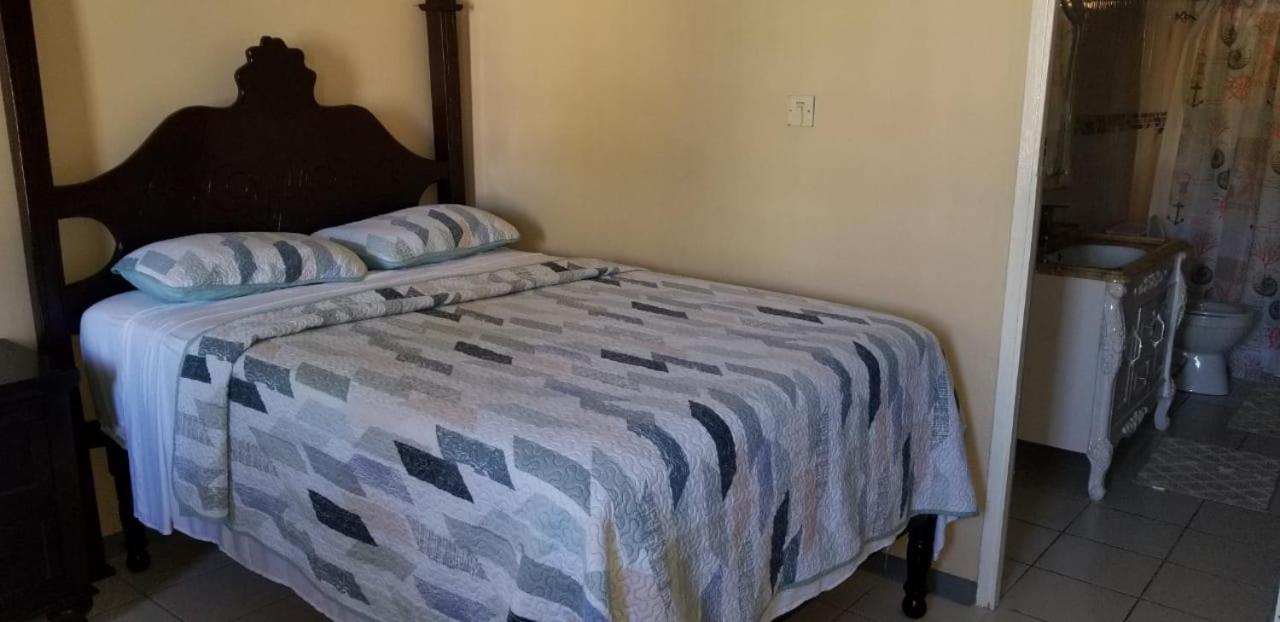 Chaudhry Holiday House Teluk Montego Bagian luar foto