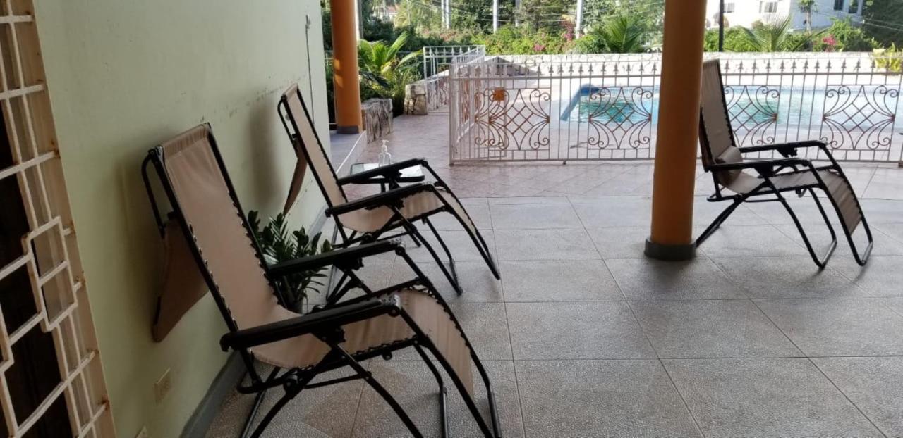 Chaudhry Holiday House Teluk Montego Bagian luar foto